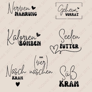 以下が含まれることがあります： 「Nerven Nahrung」、「Kalorien Bomben」、「Geheim Vorrat」、「Seelen Futter」、「Nasch Kram」、「(ver)naschen」、「Süß Kram」というテキストが書かれた白黒のグラフィックデザイン。各フレーズには小さなハートマークが添えられています。