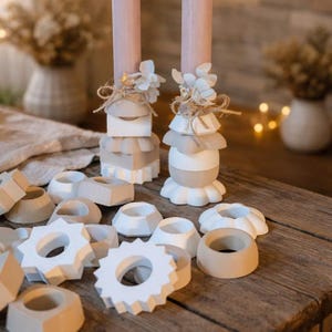 積み重ね可能な形状12個分のSTL 3Dプリントファイル。開口部22.5mmと35mmのキャンドルや試験管を積み重ねるための幾何学的形状。3Dプリント用ファイル。