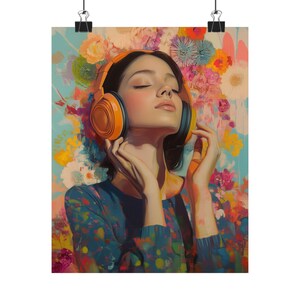 Decorazione murale "Ragazza floreale con cuffie" - Stampa vibrante per amanti della musica, poster colorato e sognante per l'ascolto, decorazione boho per la cameretta di un adolescente