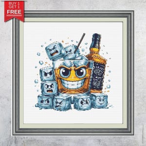 Könnte beinhalten: Kreuzstich-Kunstwerk eines Whiskeyglases mit einem wütenden Gesicht, umgeben von Eiswürfeln mit wütenden Gesichtern. Eine Whiskeyflasche befindet sich hinter dem Glas. Das gerahmte Kunstwerk enthält ein "KAUFE 1 BEKOMME 1 GRATIS"-Etikett.