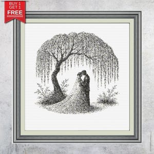 Könnte beinhalten: Gerahmtes Schwarz-Weiß-Kunstwerk, das ein sich küssendes Paar unter einer Trauerweide zeigt. Das Kunstwerk ist eine detaillierte Punktillustration, wobei das Paar als Silhouette dargestellt ist. Der Rahmen ist silberfarben, das Kunstwerk hat einen weißen Hintergrund.