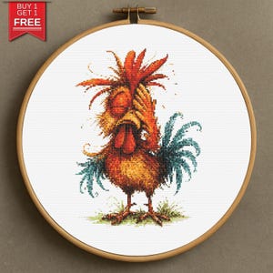 Può includere: Ricamo a punto croce di un gallo in un telaio di legno. Il gallo ha piume arancioni, rosse e gialle, con piume della coda blu. Il gallo si copre gli occhi con le mani. Il testo "BUY 1 GET 1 FREE" è nell'angolo in alto a sinistra.