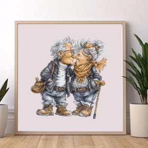 Pode incluir: Impressão emoldurada com um casal de idosos em um abraço amoroso. O casal, vestido com roupas casuais, é retratado em um estilo detalhado, semelhante a um desenho animado. O homem usa óculos e carrega uma bolsa, enquanto a mulher tem um lenço e uma bengala. A paleta de cores é suave e quente.