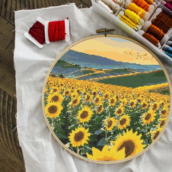 ひまわり畑　クロスステッチ完成品 ひまわり畑のクロスステッチパターン、デジタル刺繍風景、田舎の夏の
