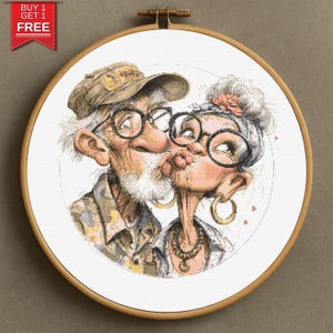 Puede incluir: Bordado de punto de cruz de una pareja de ancianos besándose, enmarcado en un aro de madera. El hombre lleva gafas y una gorra, la mujer lleva gafas y pendientes de aro. La imagen tiene un estilo de dibujos animados. El texto "BUY 1 GET 1 FREE" está en la esquina superior izquierda.