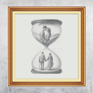 Peut inclure: Œuvre encadrée représentant un sablier avec deux couples à l'intérieur. La moitié supérieure montre un jeune couple s'embrassant, tandis que la moitié inférieure montre un couple de personnes âgées se tenant la main. L'œuvre est en noir et blanc avec un cadre doré et marron.