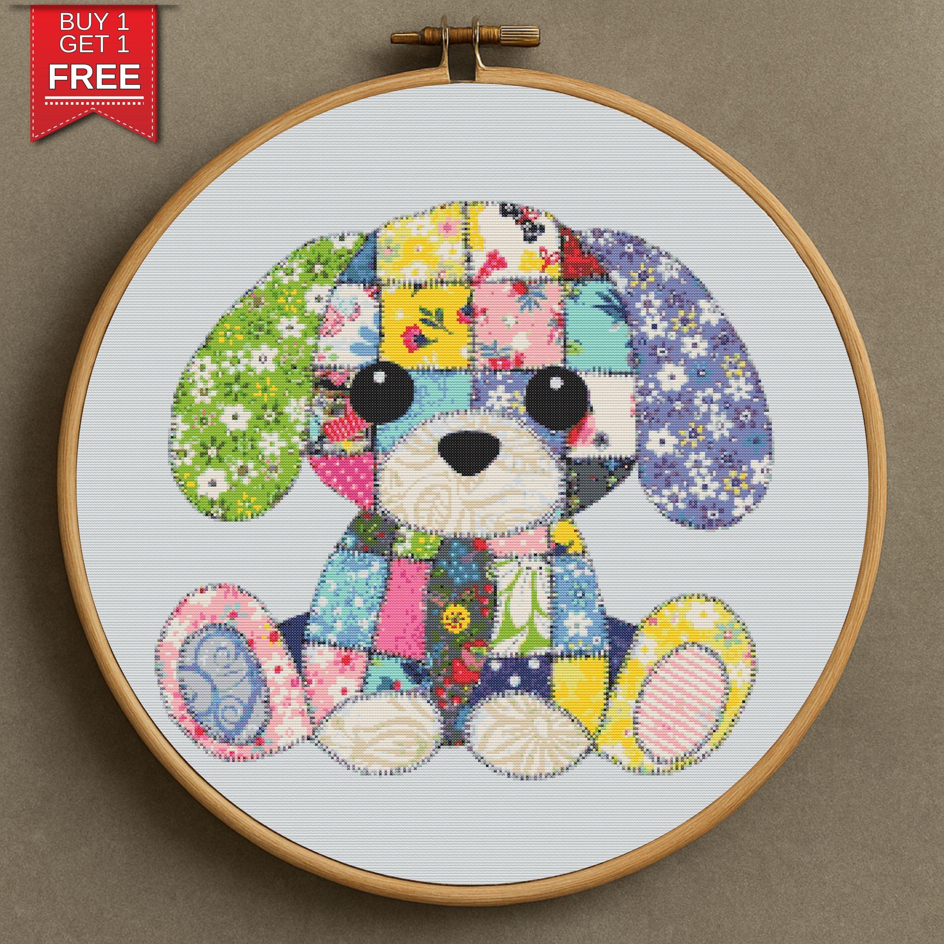 パッチワークの子犬のクロスステッチパターン：花柄キルトの犬の刺繍