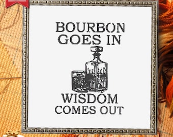 Könnte beinhalten: Ein gerahmtes Kreuzstich-Kunstwerk mit dem Text "BOURBON GOES IN WISDOM COMES OUT" in Schwarz. Das Bild zeigt eine Whiskey-Karaffe und ein Glas. Ein Banner "KAUFEN 1 BEKOMMEN 1 GRATIS" befindet sich in der oberen linken Ecke.