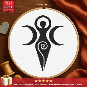 Peut inclure: Un motif de broderie au point de croix noir et blanc d'une figure féminine avec des croissants de lune, présenté dans un cercle à broder en bois. Le motif est sur du tissu blanc. L'image comprend le texte "ACHETEZ 1 OBTENEZ 1 GRATUIT" et "Offrez 1 produit supplémentaire en cadeau à ceux qui commentent avec 5 étoiles."