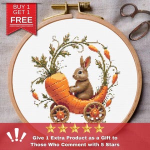 Peut inclure: Modèle de point de croix représentant un lapin brun assis dans une grosse carotte orange en forme de carrosse avec des feuilles vertes et de petites carottes orange. Le motif est encadré dans un cercle de broderie en bois.