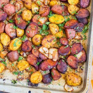 Geräucherte Wurst und Kartoffelauflauf