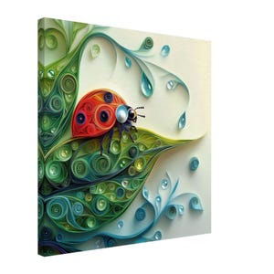 Coccinella nella rugiada, opera d'arte di una coccinella su foglie verdi realizzata con la tecnica del quilling, stampa su tela con disegno su carta quilling, #paperquilling