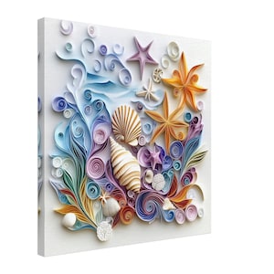 Può includere: Un'opera d'arte in quilling di carta colorata che rappresenta un design di conchiglie e stelle marine. L'opera d'arte presenta una varietà di colori, tra cui blu, viola, arancione e giallo. Le conchiglie e le stelle marine sono fatte di carta che è stata arrotolata e modellata in disegni intricati.