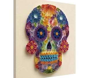 Könnte beinhalten: Ein farbenfrohes, dreidimensionales Papierkunstwerk, das einen Zuckerschädel darstellt. Der Schädel ist mit aufwendigen floralen Designs in Blau-, Lila-, Orange- und Gelbtönen verziert. Das Kunstwerk ist auf einer hellbeige Leinwand montiert.