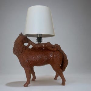 Rustikale Keramik-Pferdelampe - Handgemachte Ton Tischleuchte, Boho Nachttischlampe, Einzigartige Pferdefigur, Bio Wohnzimmer Dekor