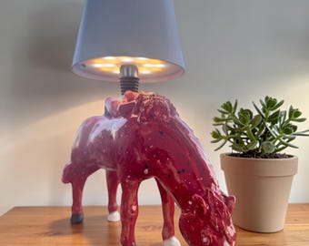 Lámpara de caballo de cerámica roja hecha a mano – Decoración ecuestre para el hogar, recargable por USB