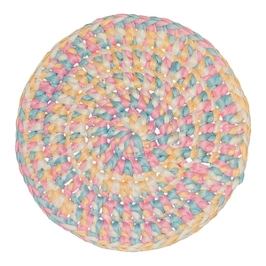 Puede incluir: Una alfombra redonda de crochet multicolor con un patrón circular en tonos de rosa, azul y amarillo.