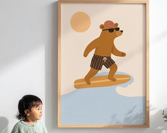 Könnte beinhalten: Ein gerahmter Kunstdruck mit einem Cartoon-Bären beim Surfen. Der Bär, mit Sonnenbrille und Hut, reitet auf einer Welle. Das Kunstwerk hat einen hellbeigen Hintergrund mit einer Sonne und blauem Wasser. Der Rahmen ist aus hellem Holz.