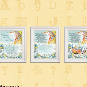 Puede incluir: Tres impresiones enmarcadas blancas con ilustraciones y texto del libro infantil "Wynken, Blynken, and Nod" de Eugene Field. Las ilustraciones representan niños navegando en un rayo de luna, estrellas y una luna creciente. El texto incluye el primer verso del poema.