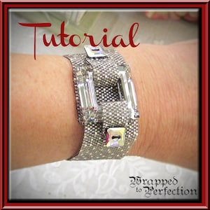 Pode incluir: Uma pulseira de prata com um design tecido e detalhes de cristal transparente. A pulseira tem uma forma quadrada e é usada no pulso de uma pessoa. O texto "Tutorial" é exibido acima da pulseira.