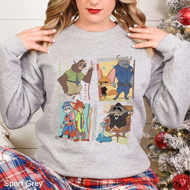 Puede incluir: Sudadera Sport Grey gris claro con un gr&aacute;fico colorido de personajes de Zootopia. El dise&ntilde;o incluye cuatro paneles cuadrados con ilustraciones de dibujos animados de un perezoso, un zorro, un b&uacute;falo y un mapache.