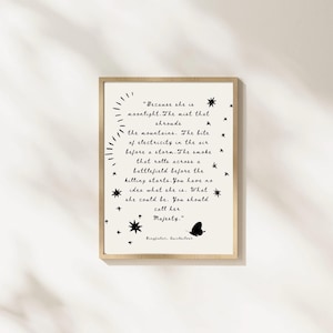 Può includere: Arte da parete stampabile in bianco e nero con una citazione su una donna potente. La citazione dice: "Perché lei è la luce della luna. La nebbia che avvolge le montagne. Il morso dell'elettricità nell'aria prima della tempesta. Il fumo che si diffonde attraverso un campo di battaglia prima che la strage inizi. Non hai idea di chi sia lei. Quello che potrebbe essere. Dovresti chiamarla Maestà." La citazione è circondata da stelle e una farfalla.