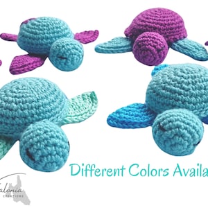Peut inclure: Des tortues crochetées de différentes couleurs, notamment turquoise, violet et bleu. Les tortues ont des corps, des têtes et des nageoires arrondis. Le texte "Différentes couleurs disponibles" est affiché.