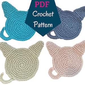 Op de afbeelding: Vier gehaakte katvormige onderzetters in tinten blauw, grijs en beige. Elke onderzetter heeft een cirkelvormig lichaam met puntige oren en een gekrulde staart. De tekst "PDF Crochet Pattern" staat eroverheen.