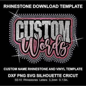Op de afbeelding: Een digitale strass-downloadsjabloon met de tekst CUSTOM WORDS in zilveren en roze glitter. Het ontwerp is omgeven door een rand van individuele strass-steentjes en bevat de tekst SS10 Rhinestones Letters 3,3mm 0,13in.