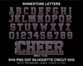 Pode incluir: Um fundo preto exibe letras e números de strass em uma fonte sem serifa. A palavra "CHEER" também é escrita com strass. A imagem tem 290 mm de largura e 81 mm de altura.