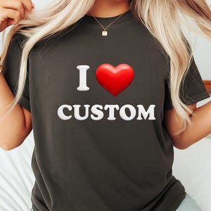 Chemise I Love personnalisée, cadeau romantique parfait. T-shirt coeur personnalisé I pour la Saint-Valentin, chemise amour unique personnalisable.