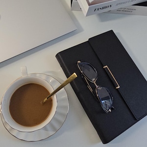 Agenda/planificador semanal/recargable de 6 anillas en piel vegana tamaño A5 con páginas semanales y mensuales sin fecha + bolígrafos y caja de regalo. imagen 9