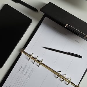 Agenda/planificador semanal/recargable de 6 anillas en piel vegana tamaño A5 con páginas semanales y mensuales sin fecha + bolígrafos y caja de regalo. imagen 3
