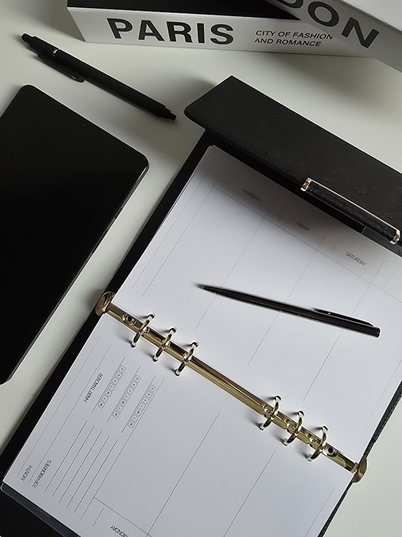 Agenda/planificador semanal/recargable de 6 anillas en piel vegana tamaño A5 con páginas semanales y mensuales sin fecha + bolígrafos y caja de regalo. imagen 3