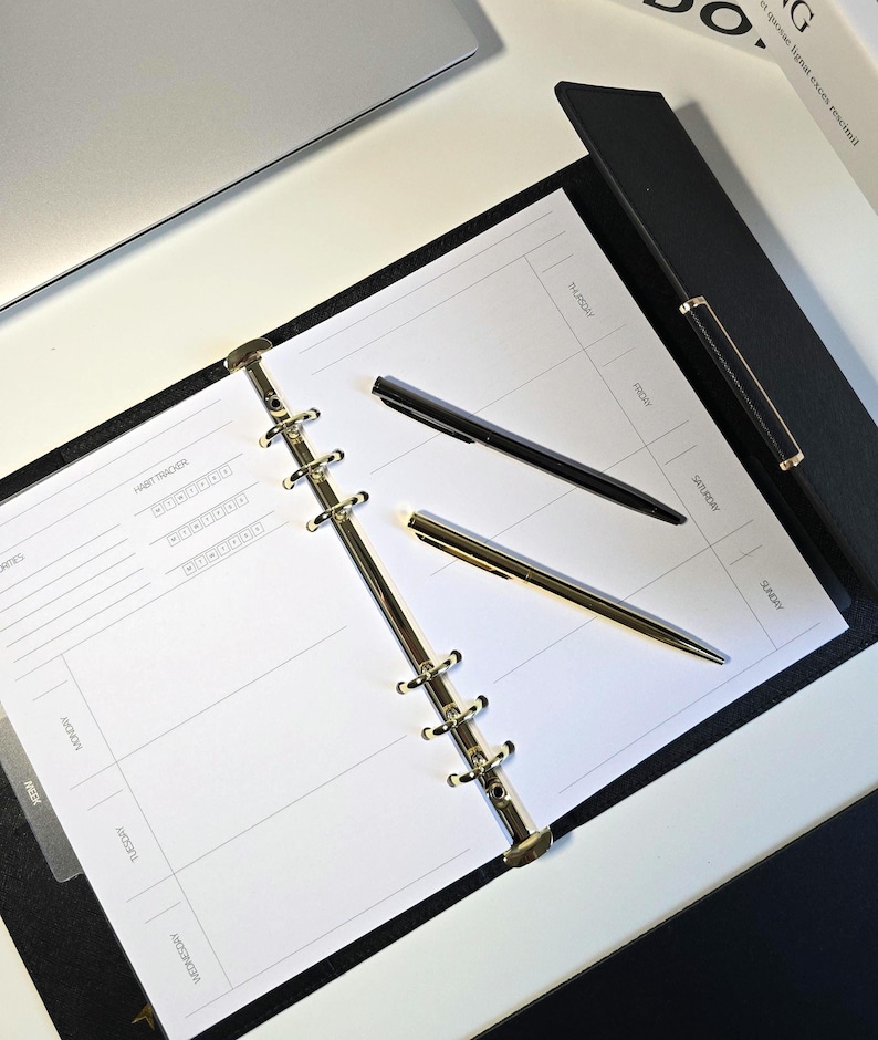 Agenda/planificador semanal/recargable de 6 anillas en piel vegana tamaño A5 con páginas semanales y mensuales sin fecha + bolígrafos y caja de regalo. imagen 1