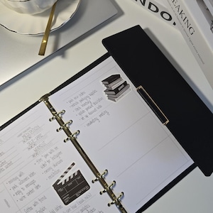 Agenda/planificador semanal/recargable de 6 anillas en piel vegana tamaño A5 con páginas semanales y mensuales sin fecha + bolígrafos y caja de regalo. imagen 10