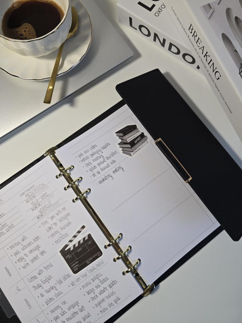 Agenda/planificador semanal/recargable de 6 anillas en piel vegana tamaño A5 con páginas semanales y mensuales sin fecha + bolígrafos y caja de regalo. imagen 10