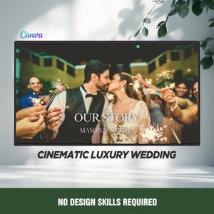 Könnte beinhalten: Ein Hochzeitsfoto mit dem Text "OUR STORY MASON & SOPHIA" und "CINEMATIC LUXURY WEDDING". Das Bild zeigt ein küssendes Paar mit Wunderkerzen, umgeben von Hochzeitsgästen. Das Canva-Logo befindet sich oben links.