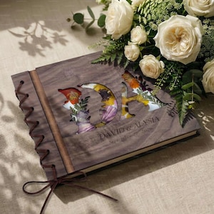 Graverad gästbok i trä med pressade blommor, personliga brev till bruden, presenter till bruden på möhippa, scrapbook, present till brudgummen
