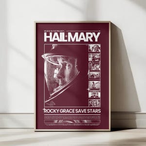 Op de afbeelding: Een verticale rechthoekige poster in diep bordeauxrood met witte tekst en afbeeldingen. Het bevat een grote profielillustratie van een persoon in een ruimtehelm, de titel "HAIL MARY", de tekst "ROCKY GRACE SAVE STARS" en zes kleine scènepanelen.