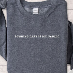 &quot;Lustiges Workout-Sweatshirt Geschenk für Beschäftigte Mutter oder Freundin &quot;&quot;Running Late is My Cardio&quot; Shirt Lustiges Gym Shirt für Frauen.&quot;