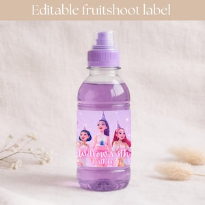 Könnte beinhalten: Eine transparente Plastikwasserflasche gefüllt mit lila Flüssigkeit. Die Flasche hat einen lila Deckel und ein Etikett mit drei Cartoon-Mädchen und dem Text "Willow's 8th Birthday". Der Text "Editable fruitshoot label" steht oben.