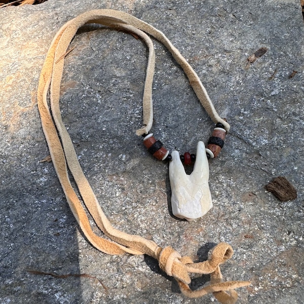 Collar de diente de bisonte hecho por nativos americanos
