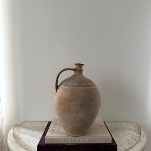 Peut inclure: Panneau en bois rustique avec l'inscription "Welcome to our porch" en lettres blanches. Le panneau présente une finition vieillie et un design simple et accueillant, pour la décoration extérieure.