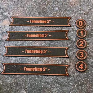 Pode incluir: Quatro marcadores de jogo retangulares pretos com bordas laranja e o texto Tunneling 5" impresso em laranja, acompanhados por cinco fichas de jogo circulares pretas com bordas laranja, cada uma com um número único de zero a quatro em laranja.