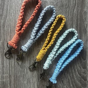 Pulsera / llavero / dije para bolso de macramé hecho a mano