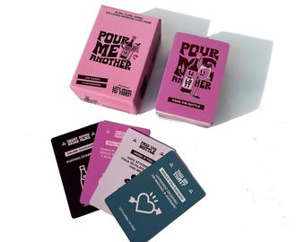 Puede incluir: Un juego de cartas rosa con el texto "Pour Me Another". La caja y las cartas tienen ilustraciones de una botella de vino y una copa. Varias cartas son visibles, con frases como "Pass the Bottle" y "Would you rather?"