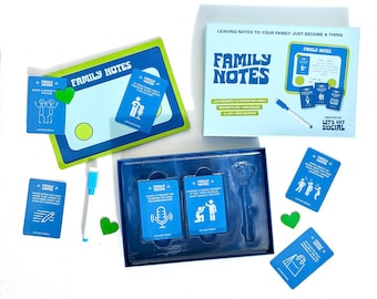 Könnte beinhalten: Ein blaues und grünes Brettspiel namens "Family Notes" mit einem Trockenlöschbrett, Karten und einem Trockenlöschmarker. Das Spiel enthält 204 Aufforderungen, um deiner Familie jede Woche Notizen zu hinterlassen.
