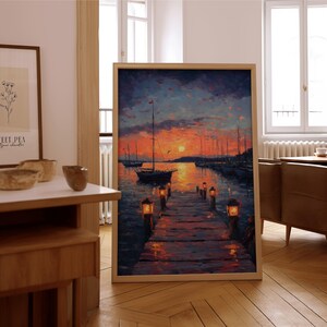 Könnte beinhalten: Ein Gemälde, das einen Sonnenuntergang über einem Hafen mit einem Holzsteg zeigt, der zu einem Segelboot führt. Der Himmel ist eine Mischung aus Orange, Rosa und Lila, und das Wasser ist tiefblau. Es gibt mehrere andere Boote im Hafen, und der Steg ist mit Laternen beleuchtet.