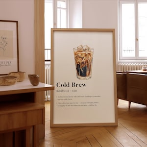 Op de afbeelding: Een witte poster met de woorden "Cold Brew" in bruine tekst en een definitie van cold brew in kleinere tekst. De poster toont een aquarel-illustratie van een glas cold brew met ijsblokjes.